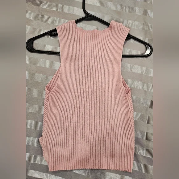 3/20$ - Chic Ribbed Pink Top - Picture 2 of 2